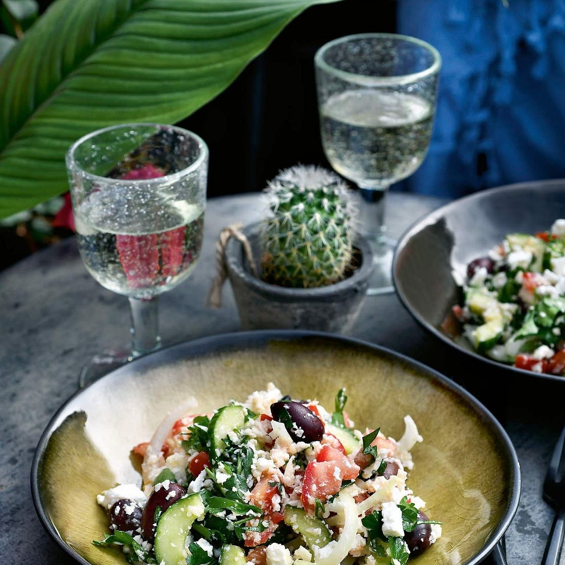 Griekse salade met bloemkoolrijst en feta