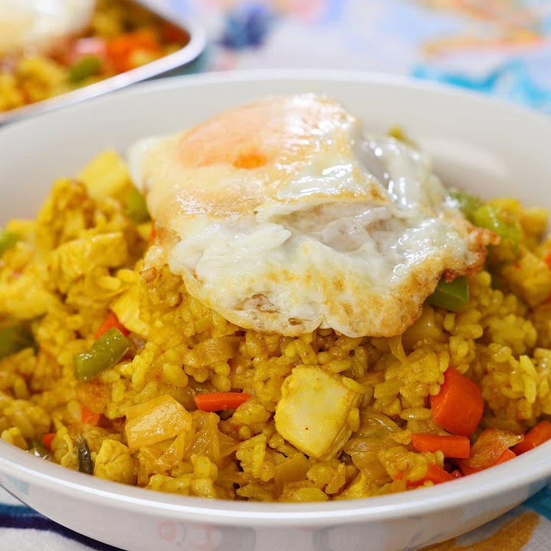 Korean style curry fried rice with chicken (Kare-bokkeumbap: 카레볶음밥)