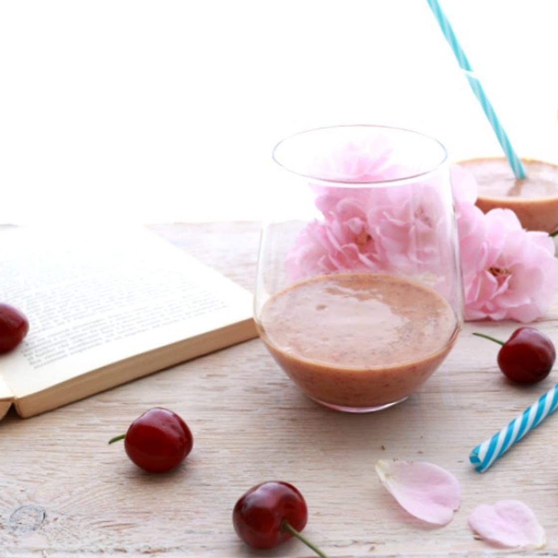 smoothie alle ciliegie e latte di mandorle