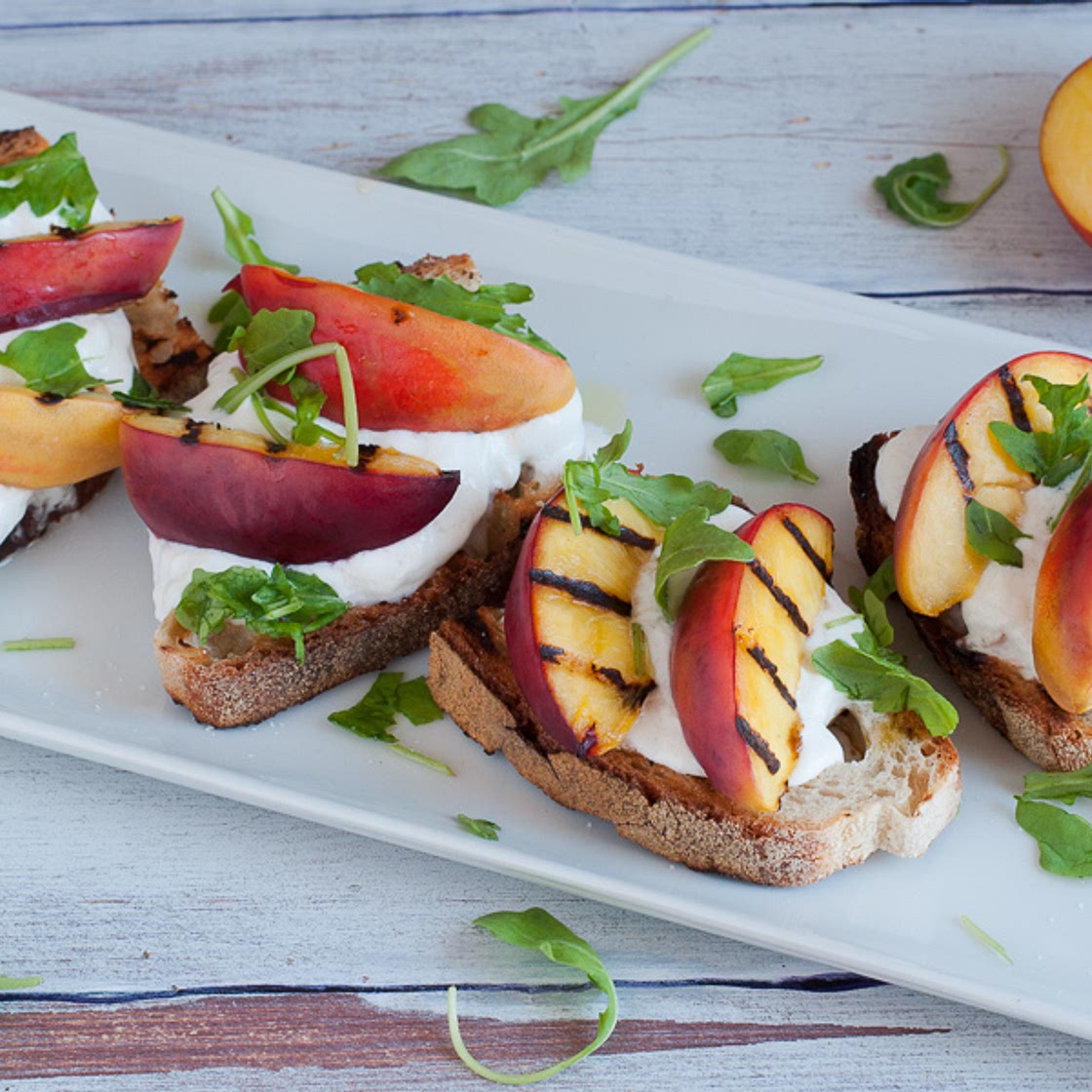 Bruschette con pesche grigliate e burrata