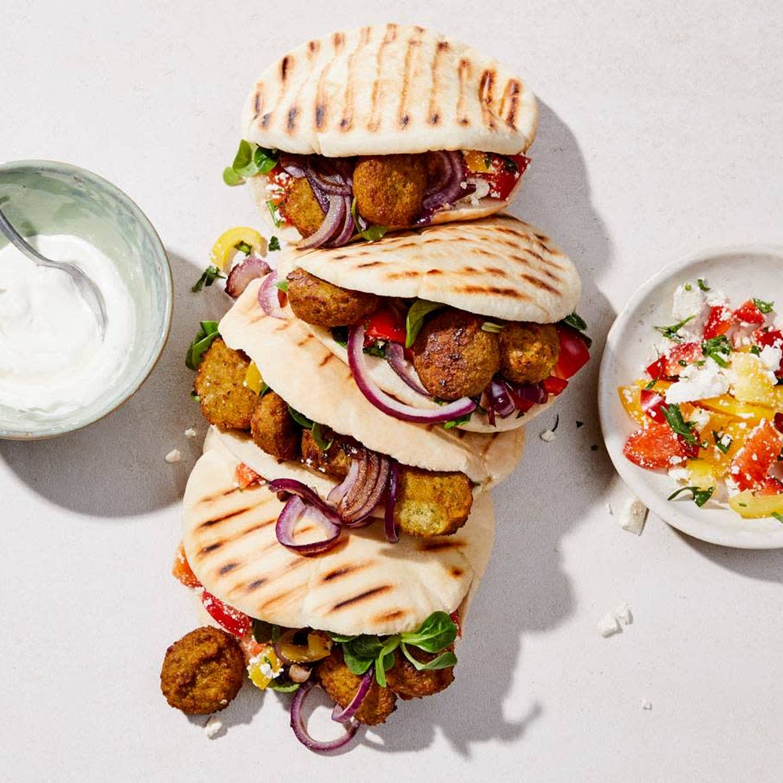 Volkoren pita met falafel en gegrilde groente