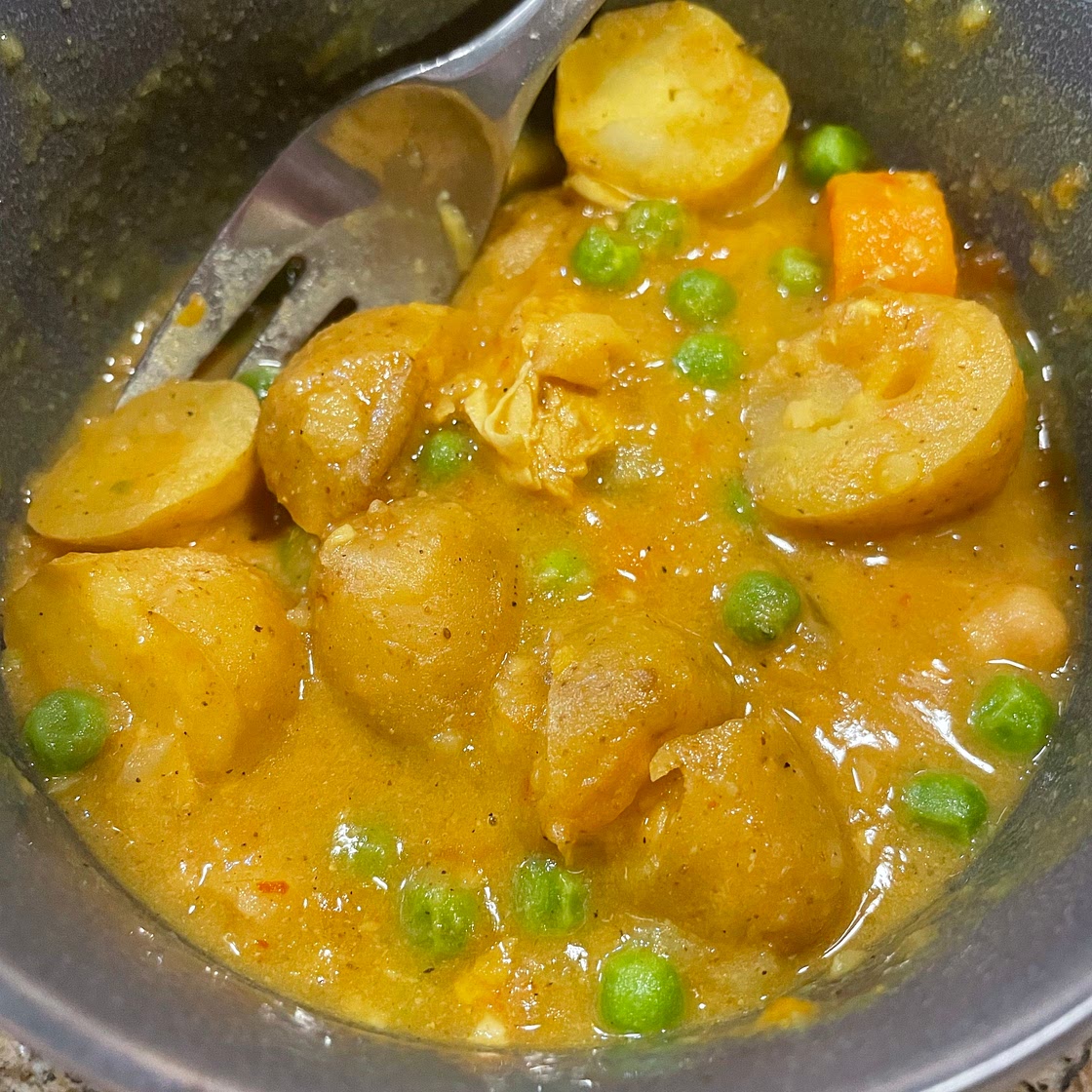 {VIDEO} Slow Cooker/Instant Pot Chickpea & Potato Curry (Vegan)