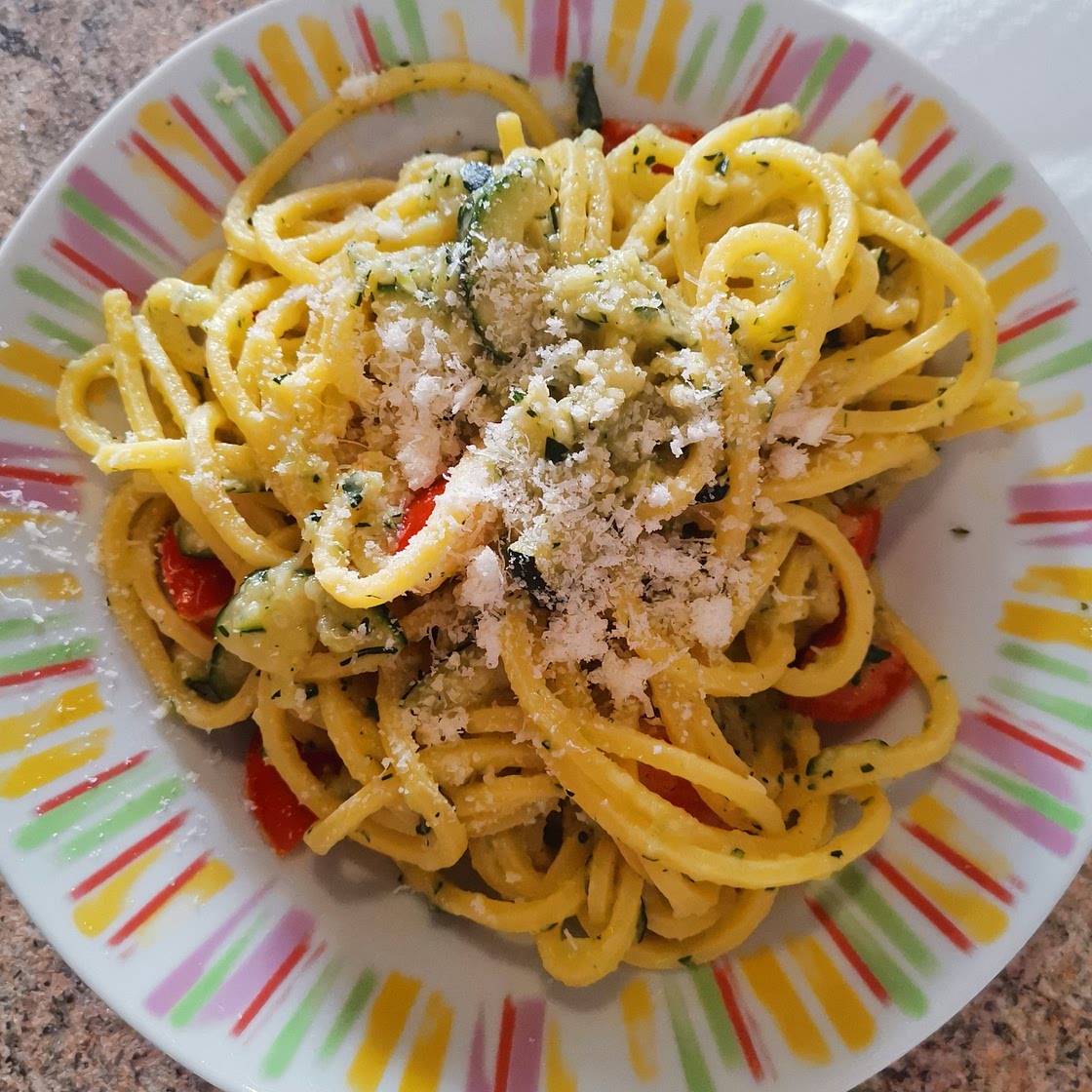 tonnarelli con crema di zucchine, menta e pomodorini