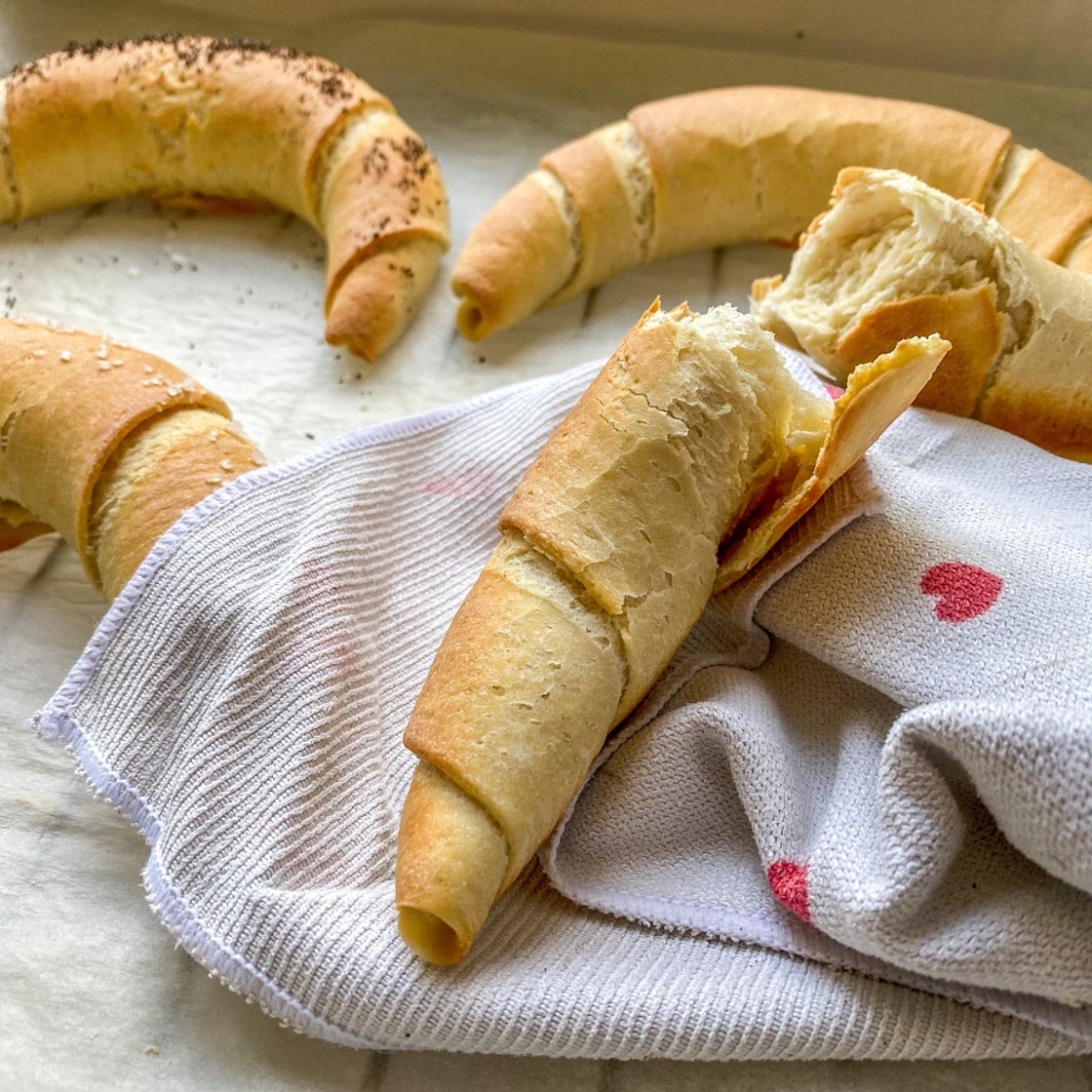 Crispy on the outside, soft on the inside: Crescent rolls / Nosztalgia kifli