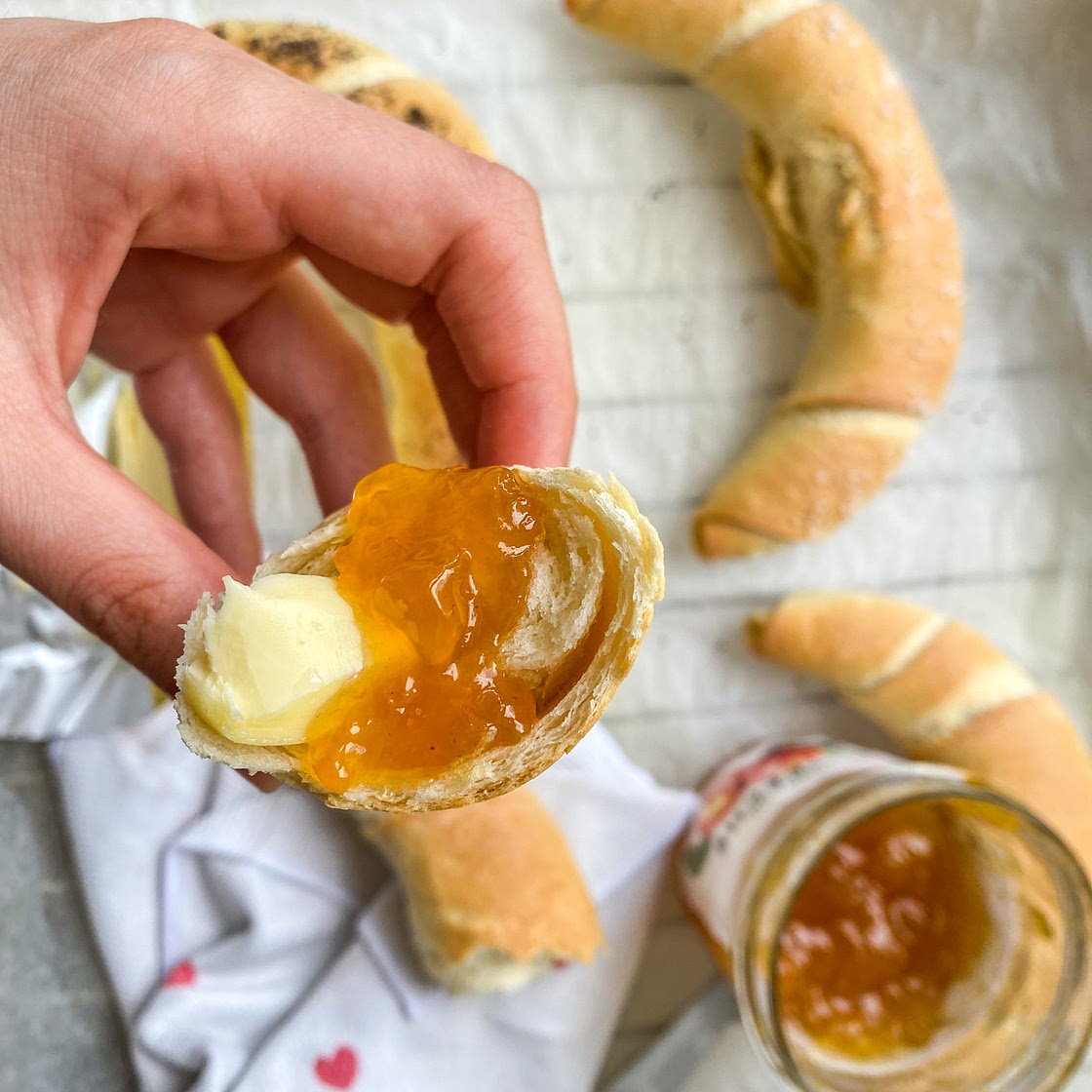 Crispy on the outside, soft on the inside: Crescent rolls / Nosztalgia kifli