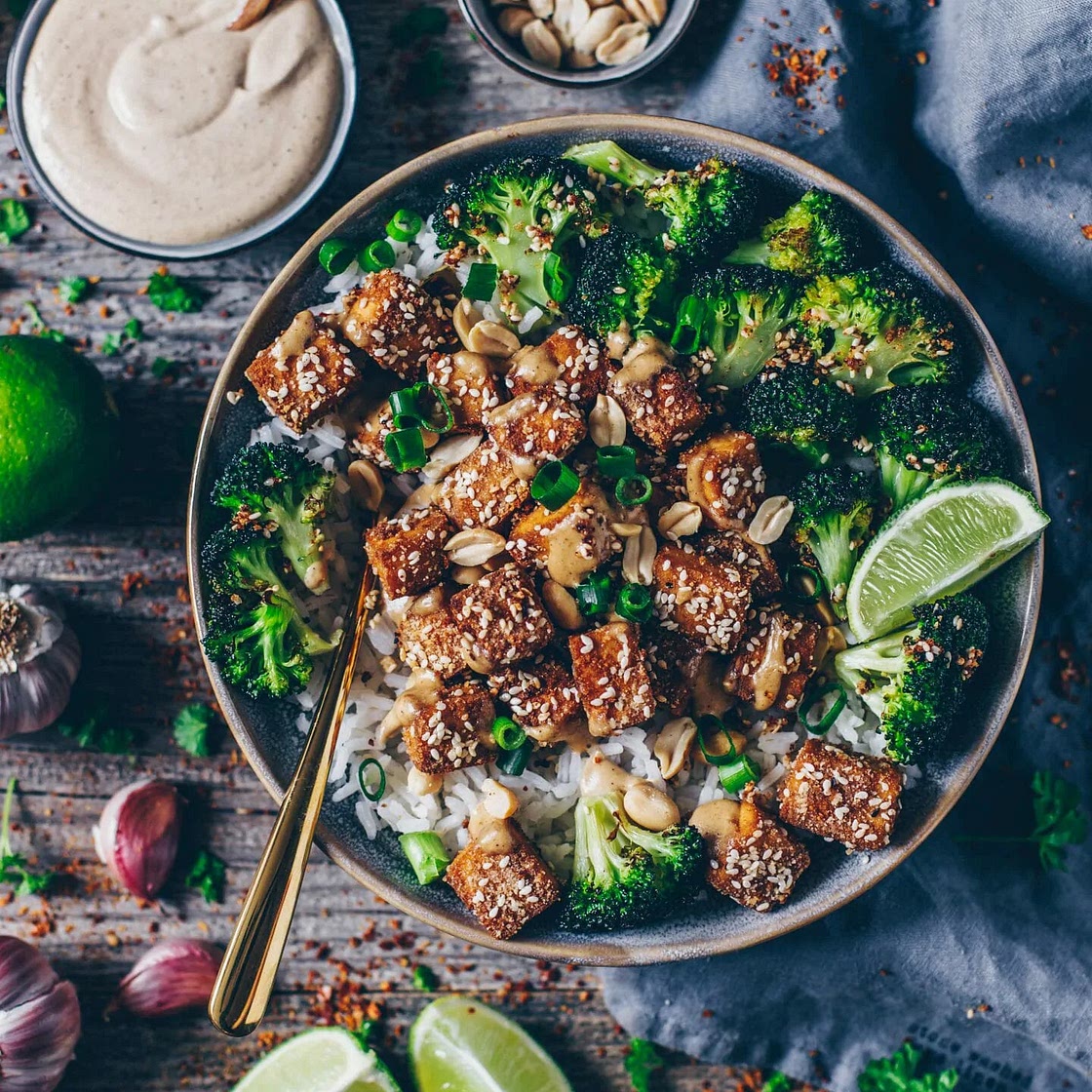 Knuspriger Sesam-Tofu mit Tahini-Erdnuss Soße (vegan, glutenfrei)