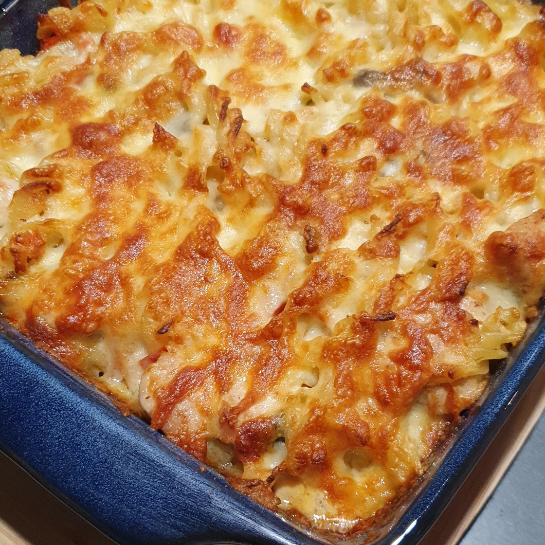 Creamy chicken, bacon and veggie pasta bake