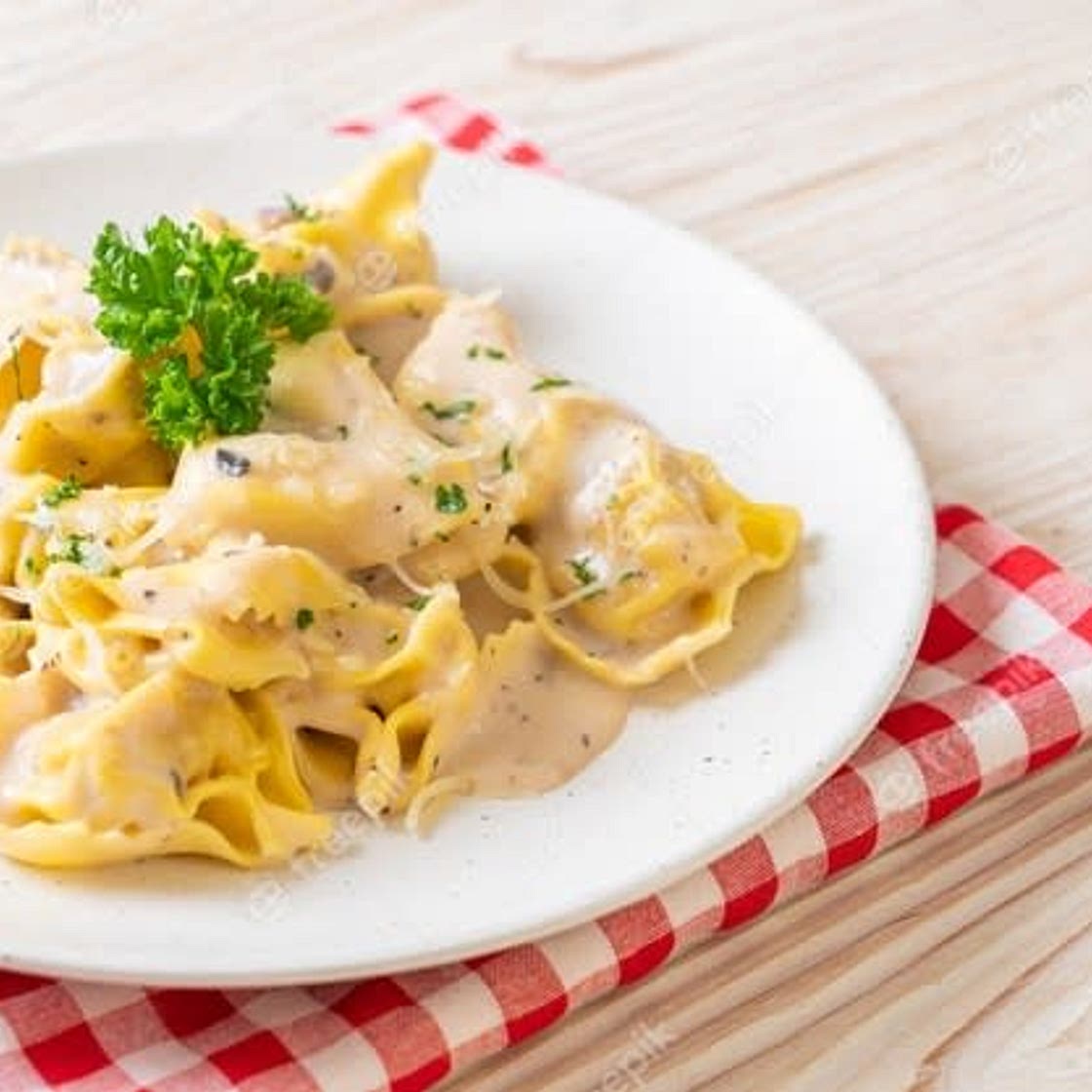 Tortellini de carne con salsa de champiñones