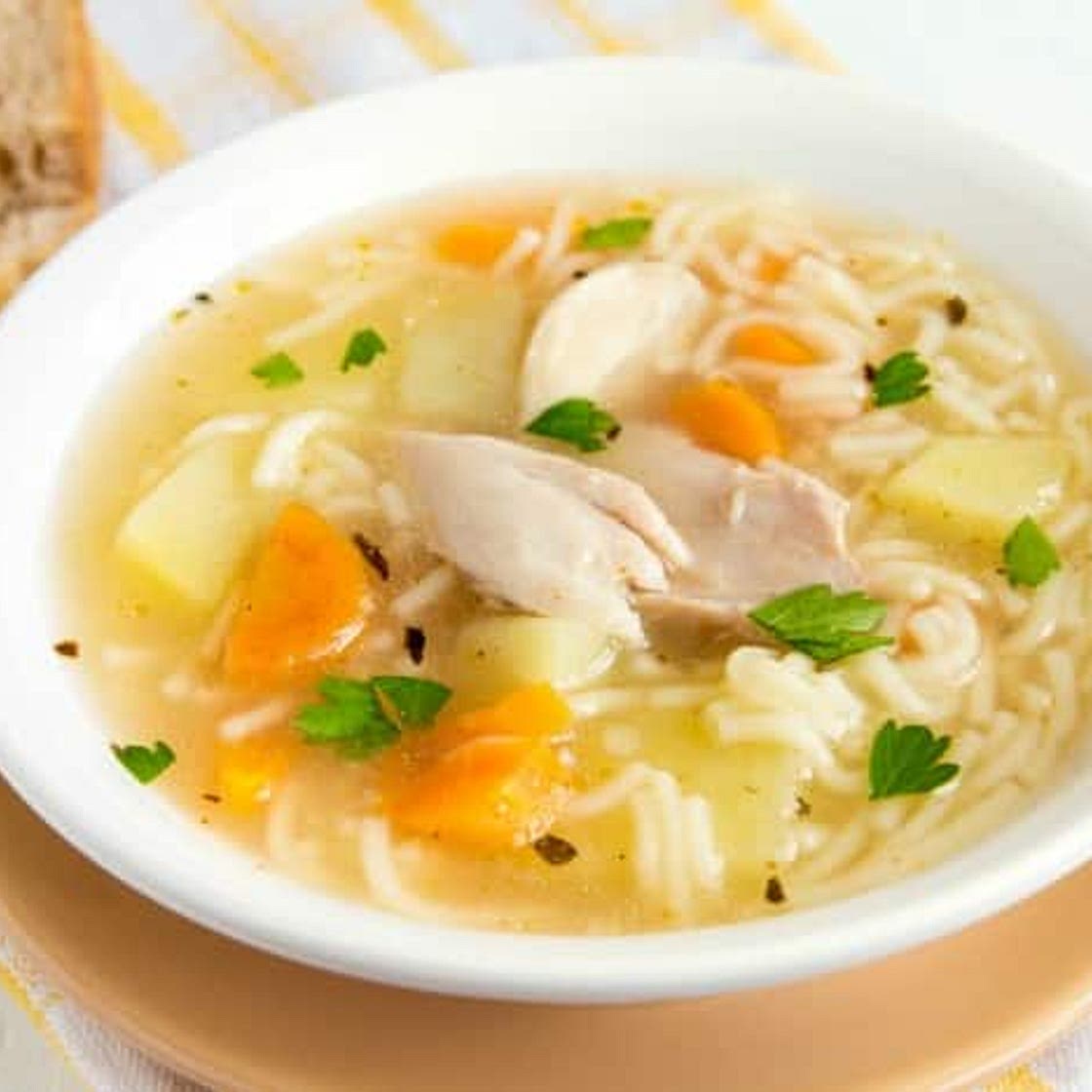 Sopa de pollo con verduras
