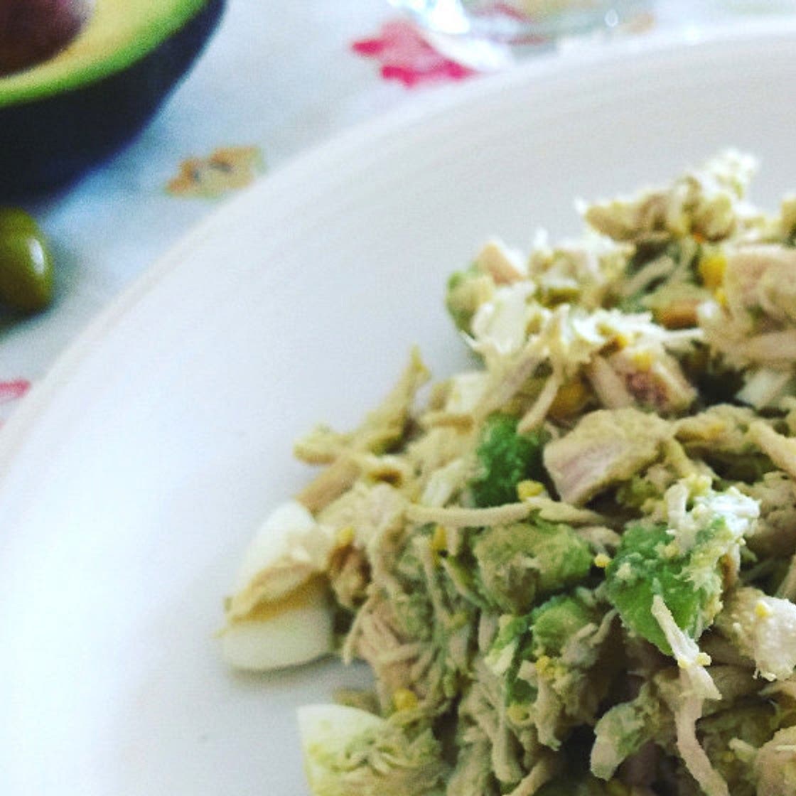 Ensalada keto de pollo y aguacate.