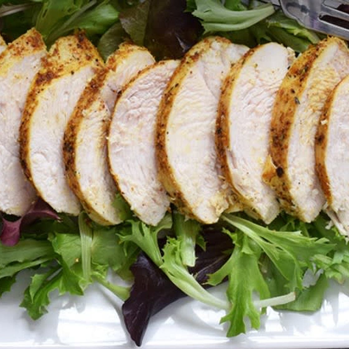 Pechuga de pollo jugosa al horno con especias.