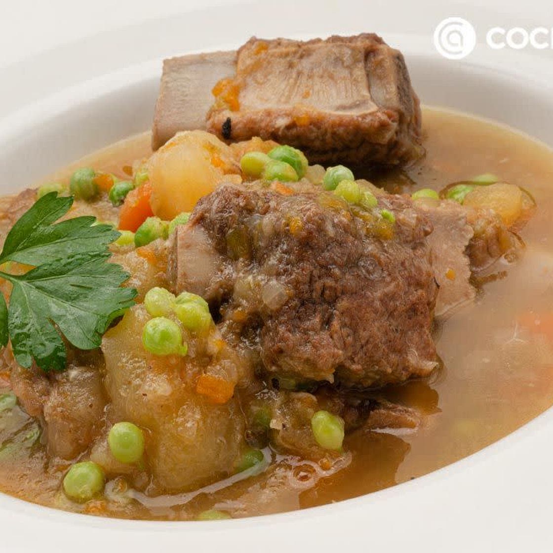 Costillas de cerdo con patatas y verdura