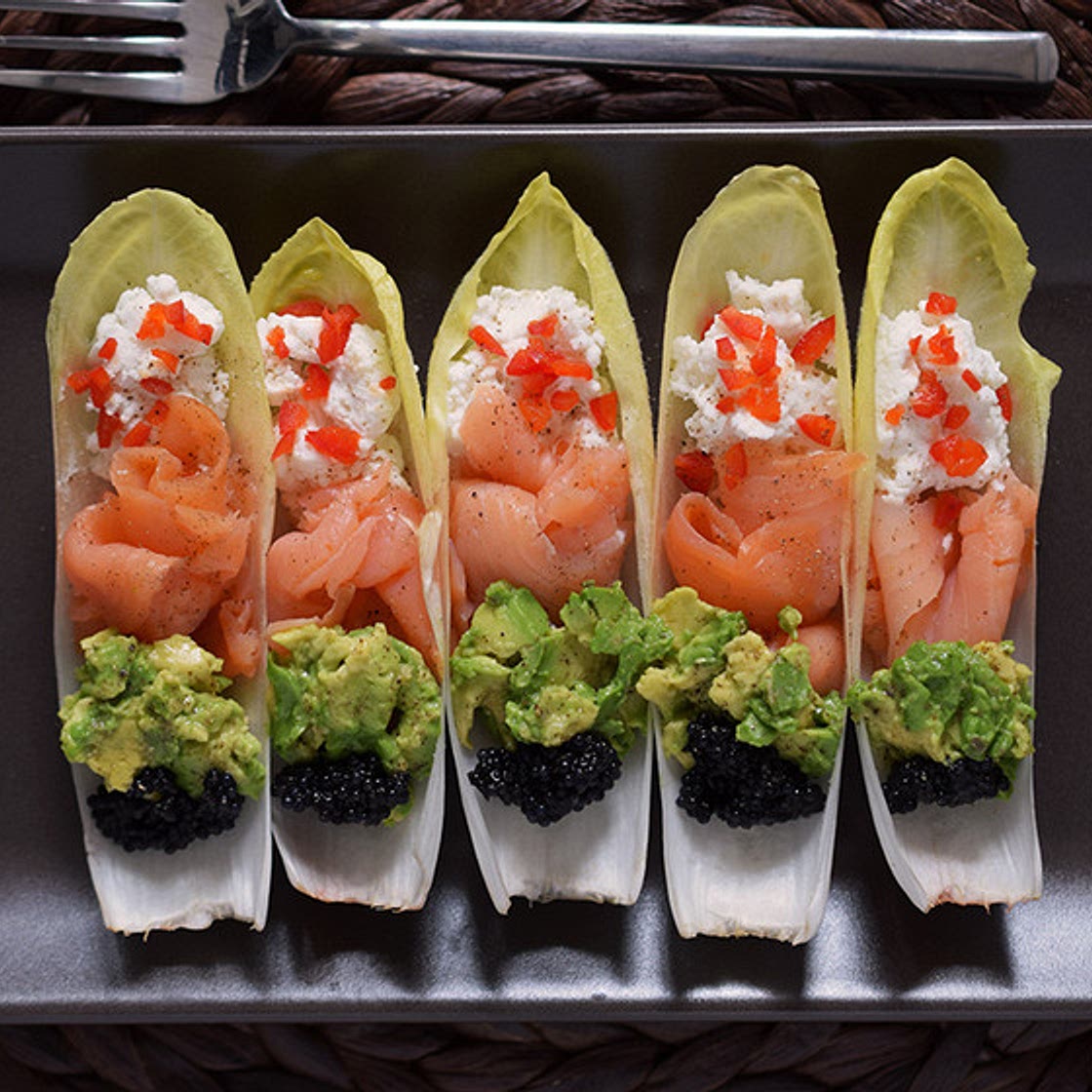 Endivias rellenas de salmón, queso y aguacate