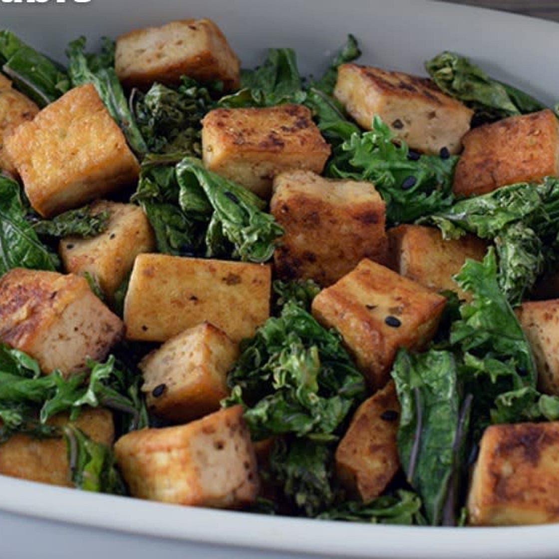 Salteado rápido de tofu y kale con sésamo.