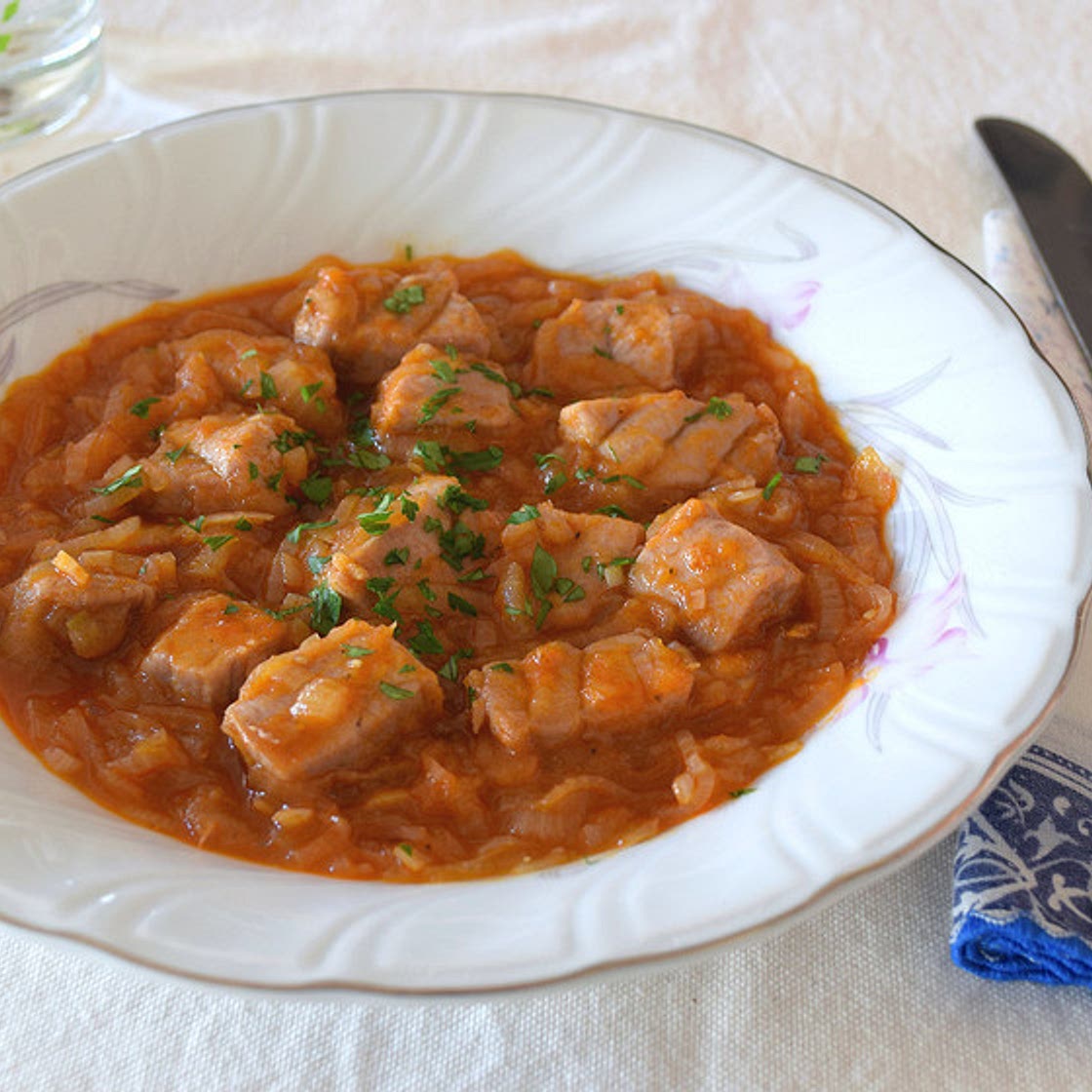 Atún encebollado al pimentón.