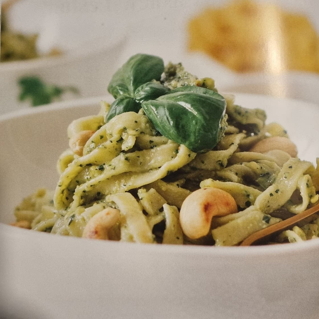 Pasta mit grünem Basilikum-Cashew-Pesto