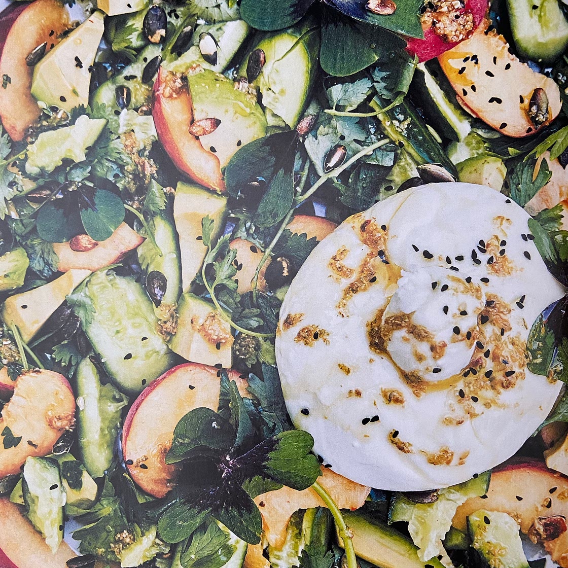 Geplette komkommer, avocado en perzik sla