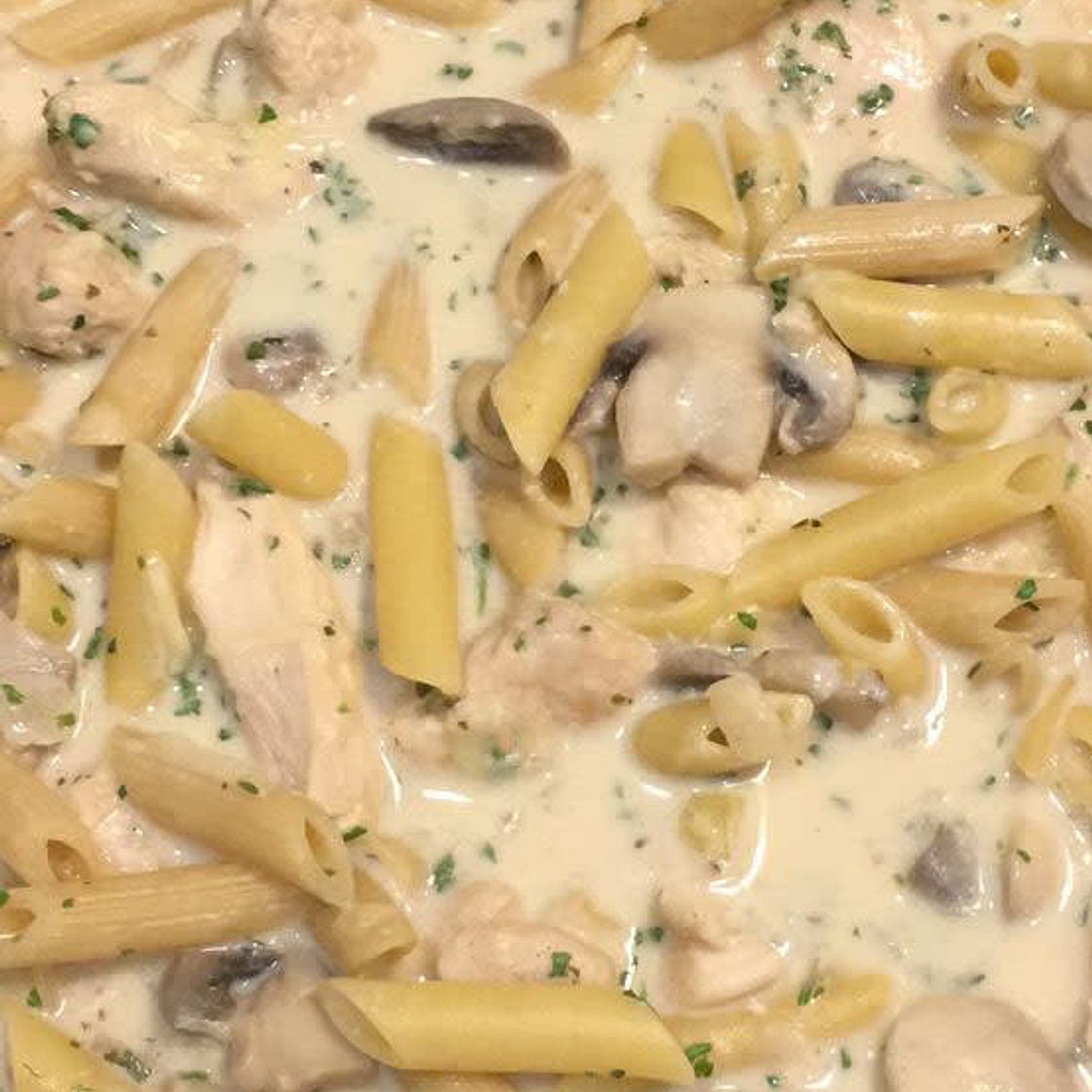 Pasta with cream sauce and chicken 