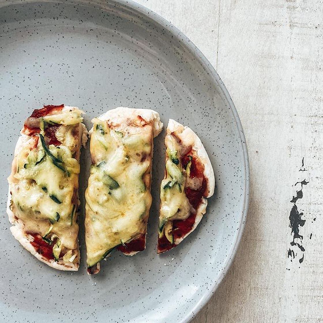 🍕🍕🍕 BABY PIZZA 🍕🍕🍕 Super yummy pizzas with only 2 ingredients for the dough! I think this was Arahia’s favourite food she has tried so far 😂 It made enough dough for about 5 mini pizzas🍕🍕 • 1 - 2 cups of self raising flour • 1 cup plain Greek yogh