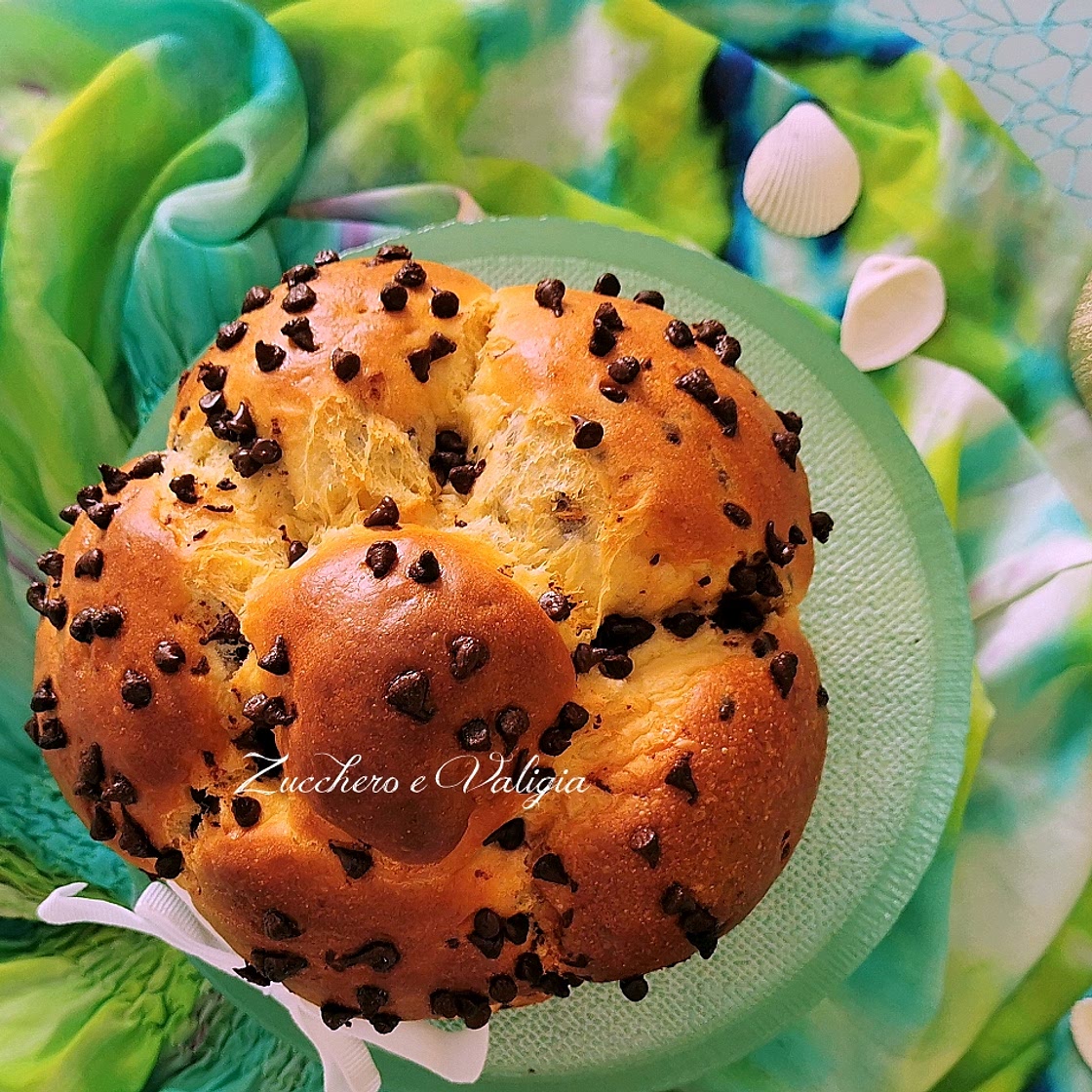 Brioche francese filante con gocce di cioccolato