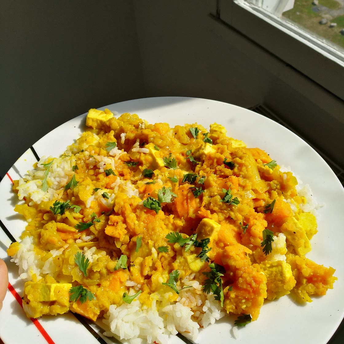 Dahl de lentilles corail, patate douce et tofu épinard noisette