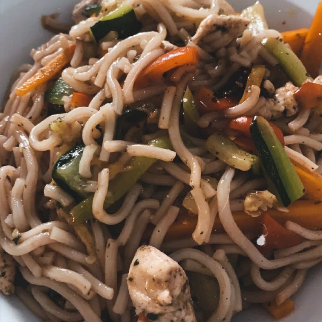Nouilles sautées au légumes et poulet