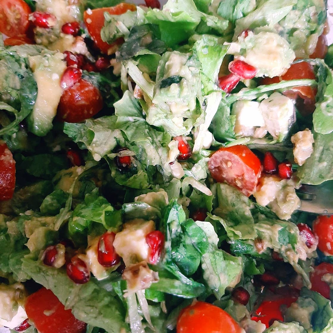Ensalada de lechuga, granada y palta