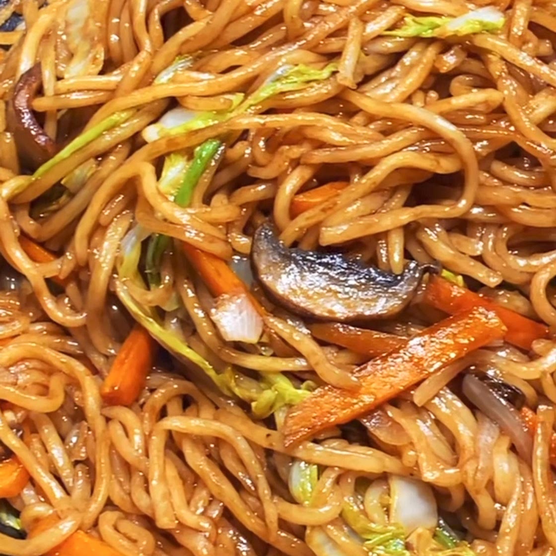 Vegetable Lo Mein with Cabbage and Mushrooms