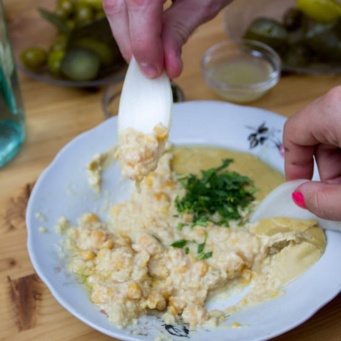 Smooth garlic hummus