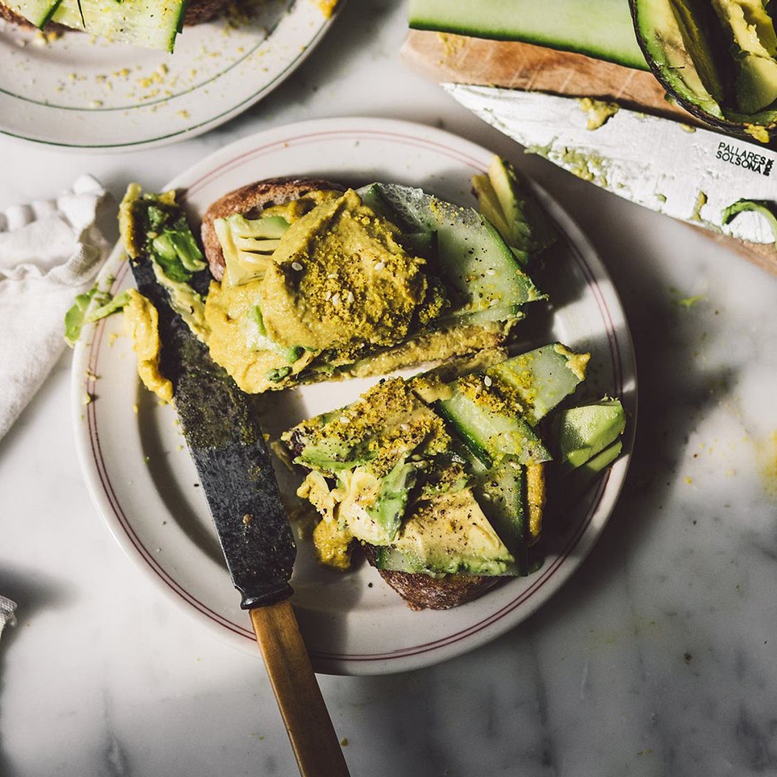 Turmeric split pea hummus