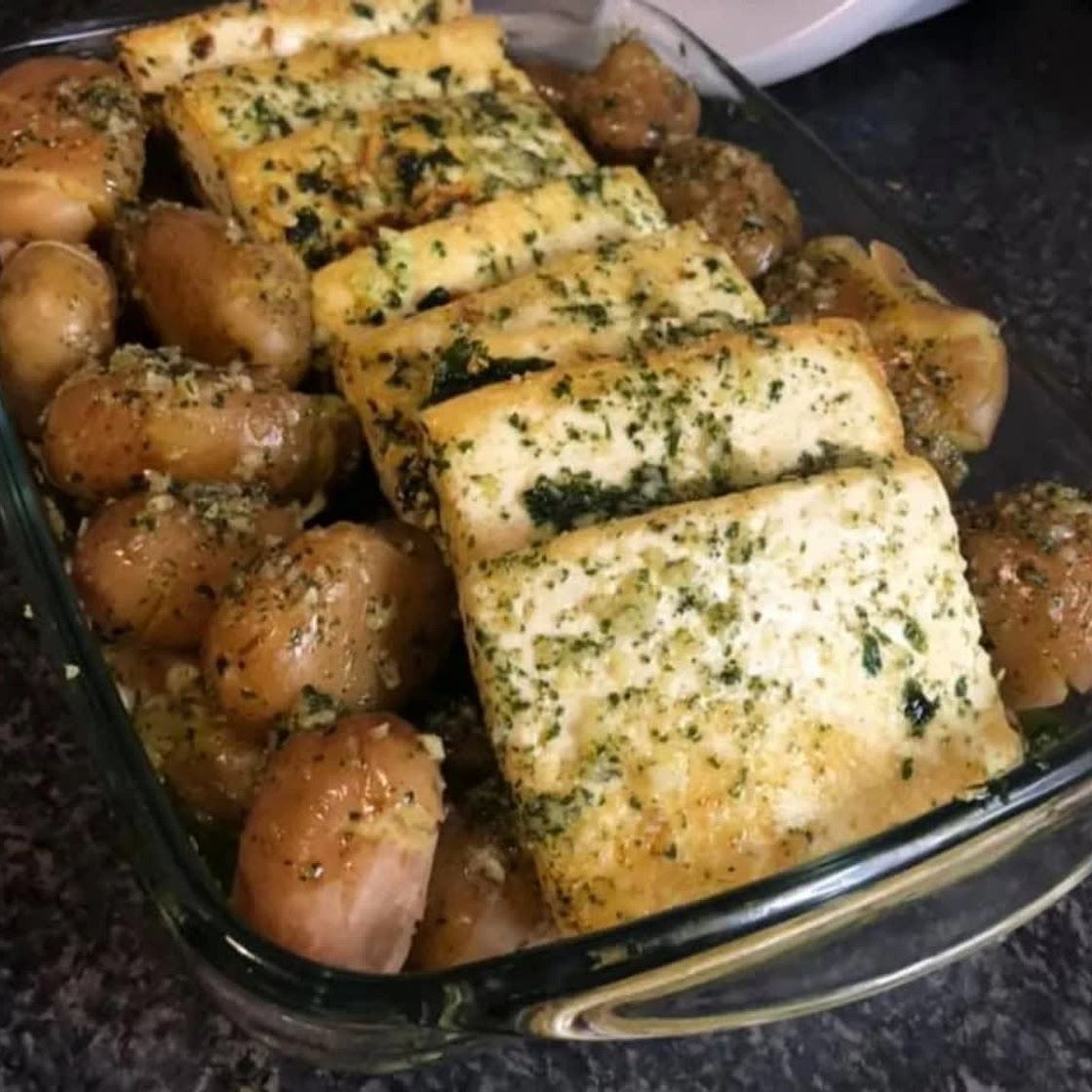 Tofu com batata a murro e bróculo