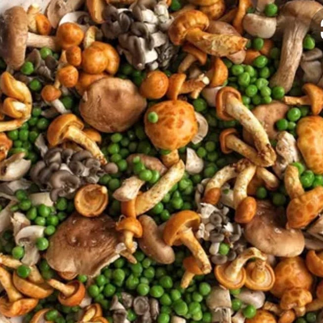 Cogumelos com ervilhas e coentros