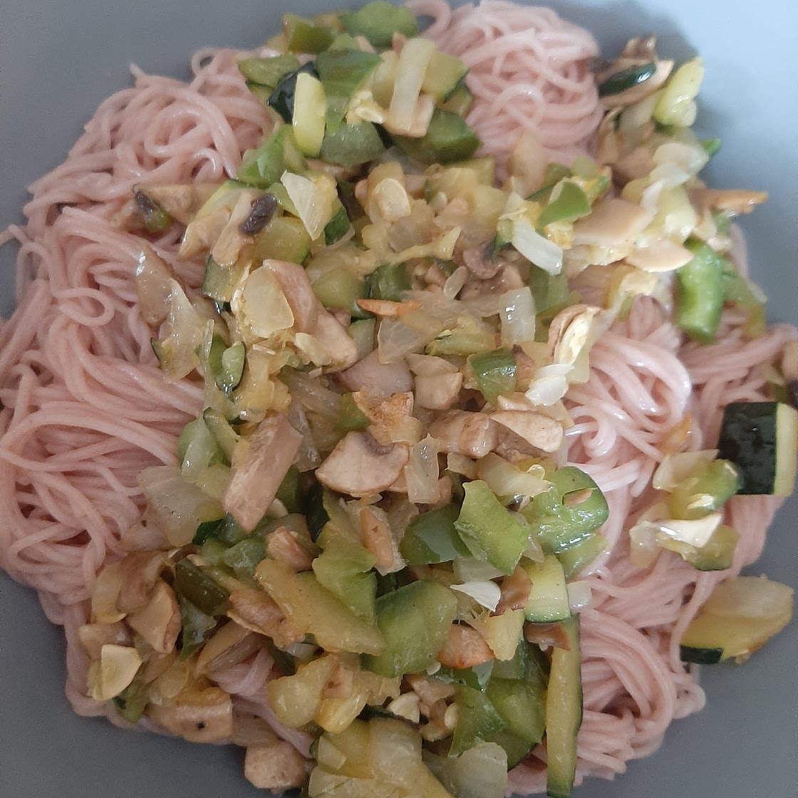 Tallarines de Arroz salteados con verdura y tofu