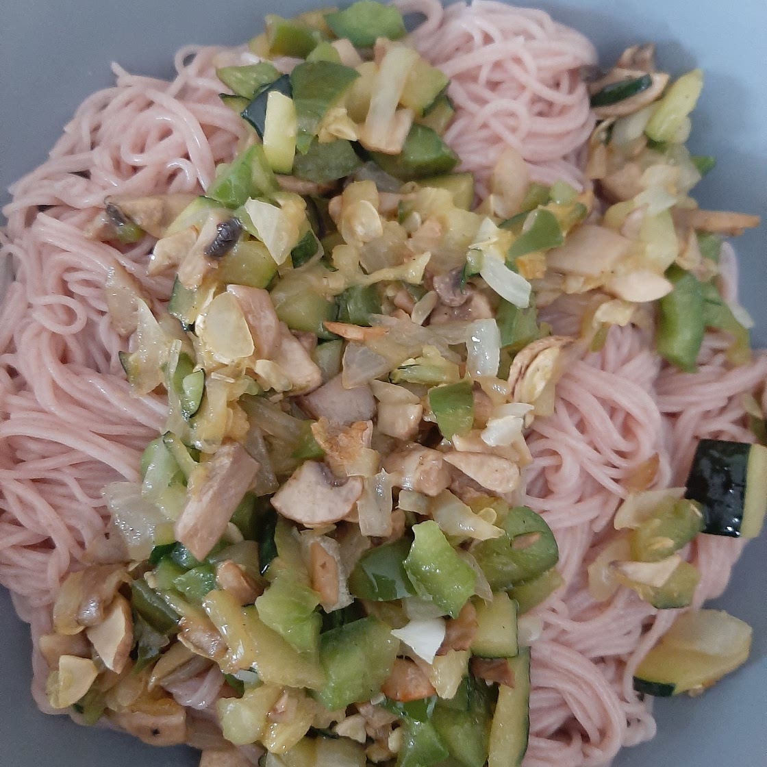Tallarines de Arroz salteados con verdura y tofu