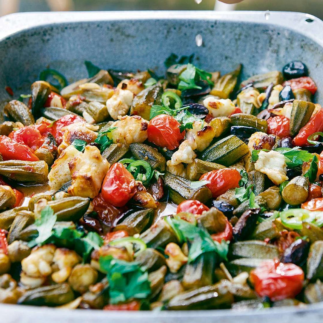 Pan-fried okra with tomato, olives and haloumi