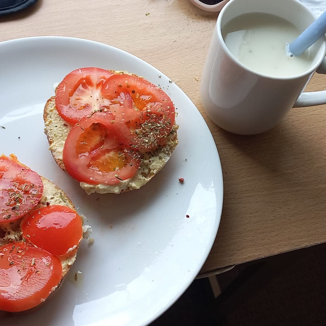 Tostada Humus y Tomate