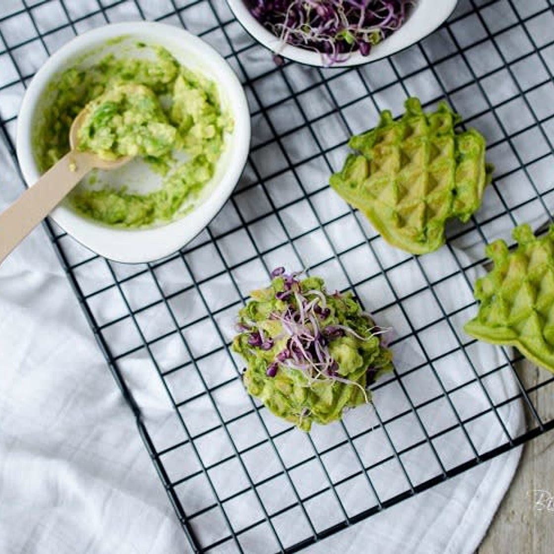 Spinatwaffeln mit Avocado und Sprossen