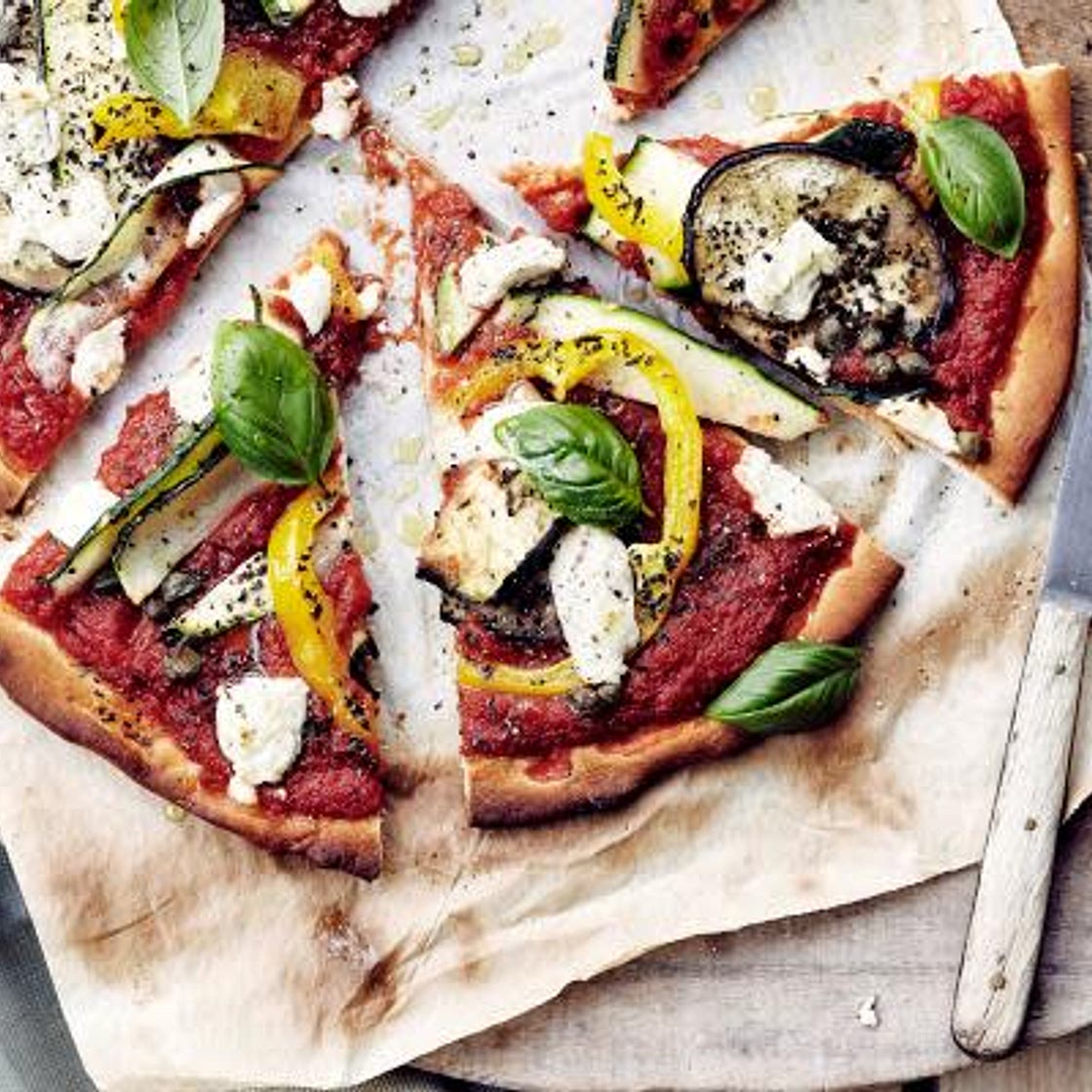 Pizza met mediterrane groente (Pizza with Mediterranean vegetables)