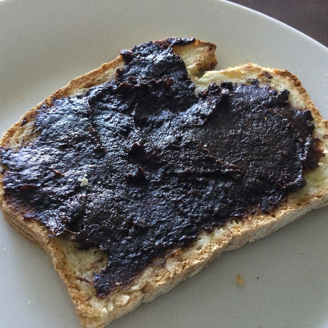 Pain sans gluten avec tartinade dattes-chocolat 