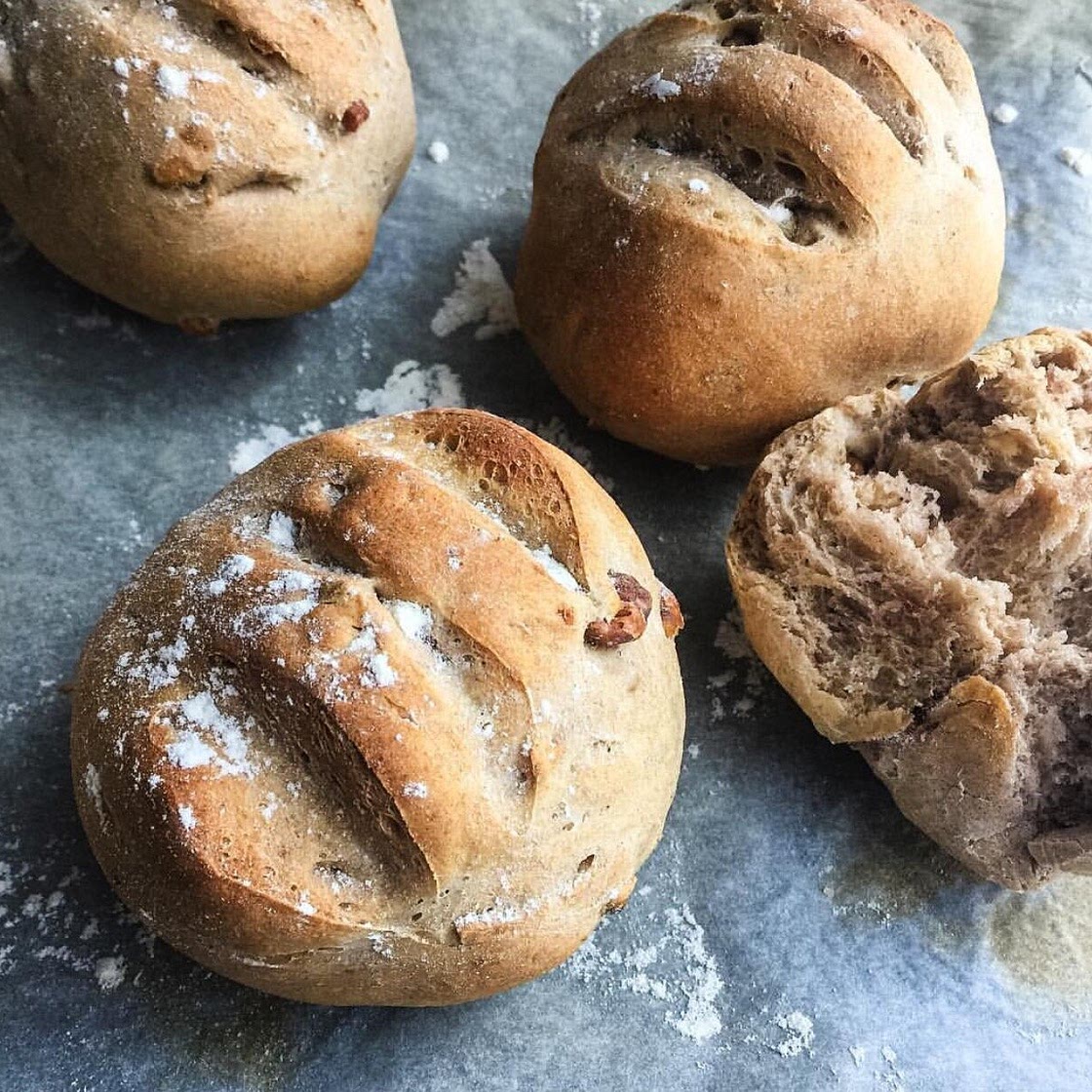 Petits pains de campagne individuels aux noix