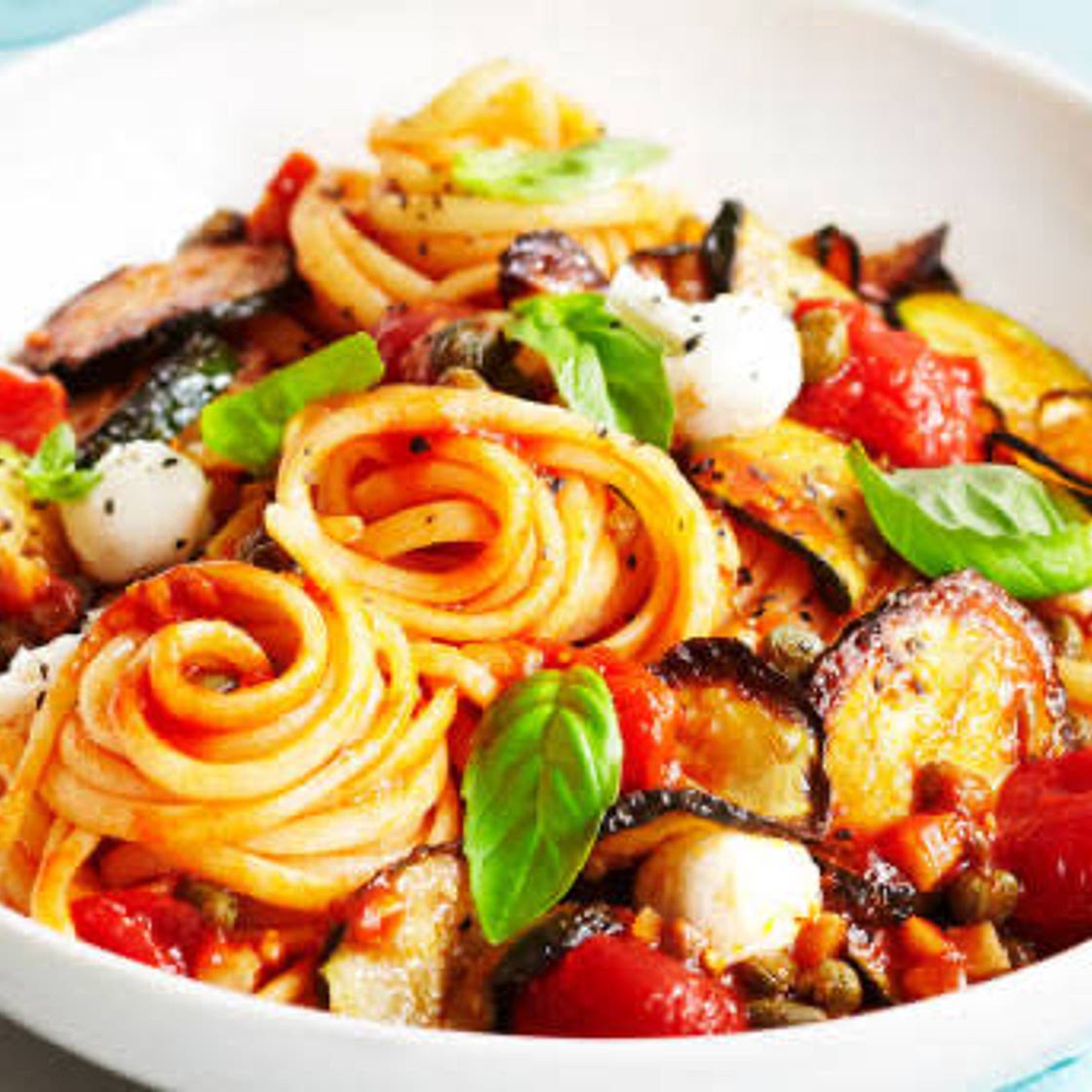 Medelhavspasta med zucchini och mozzarella 