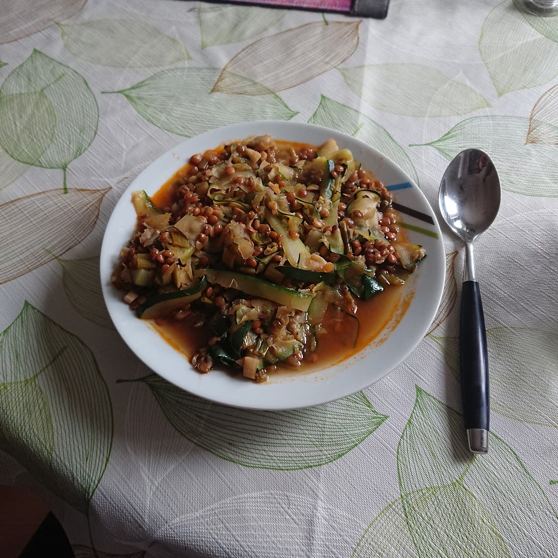 Zucchini-Nudeln mit Linsenbolognese