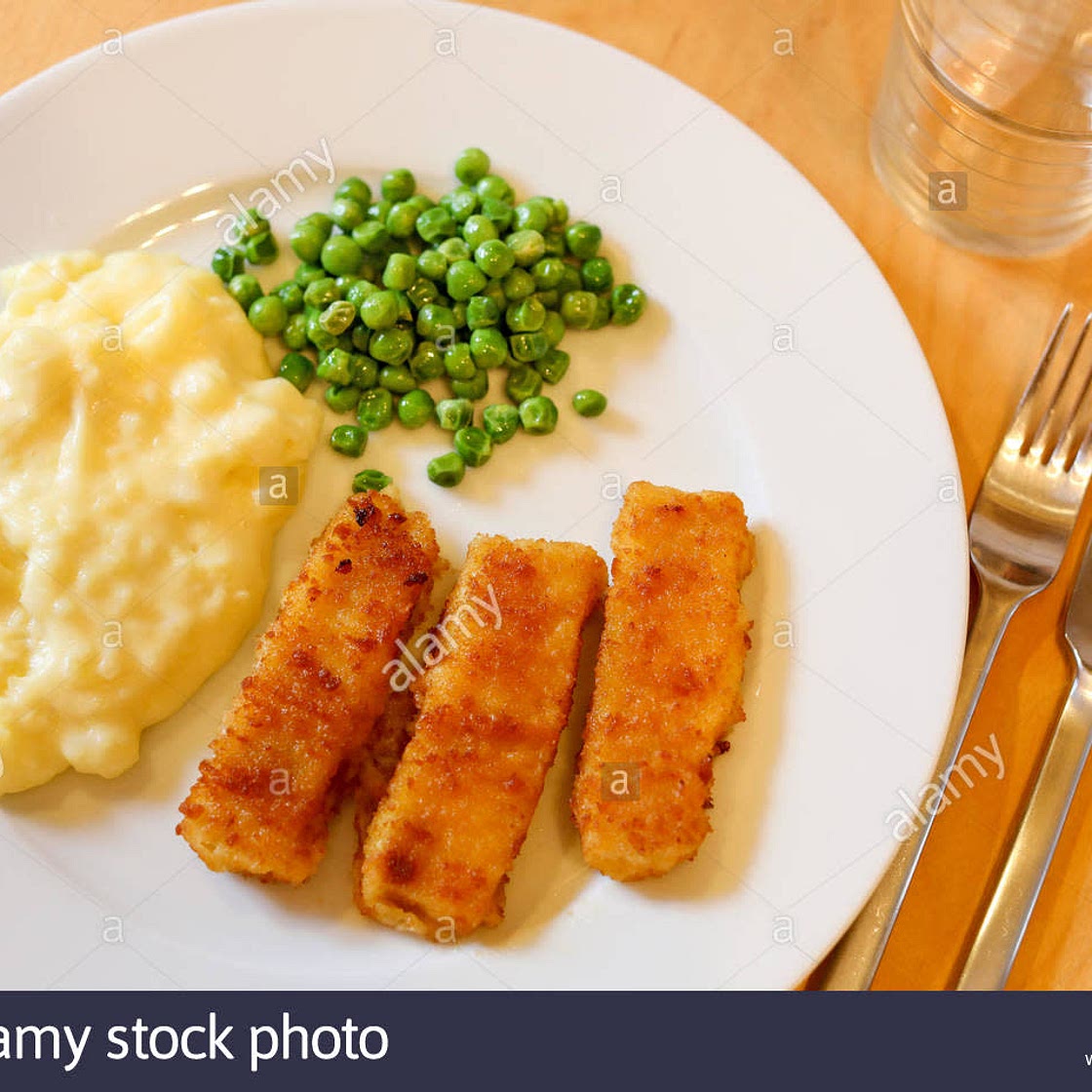 Fischstäbchen mit Erbsen und Kartoffelbrei