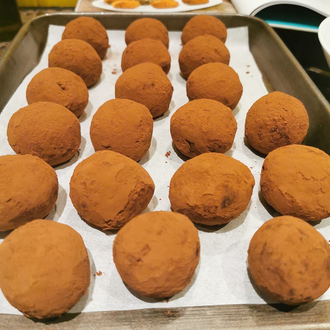 CHOCOLATE AND CRANBERRY ENERGY BALLS