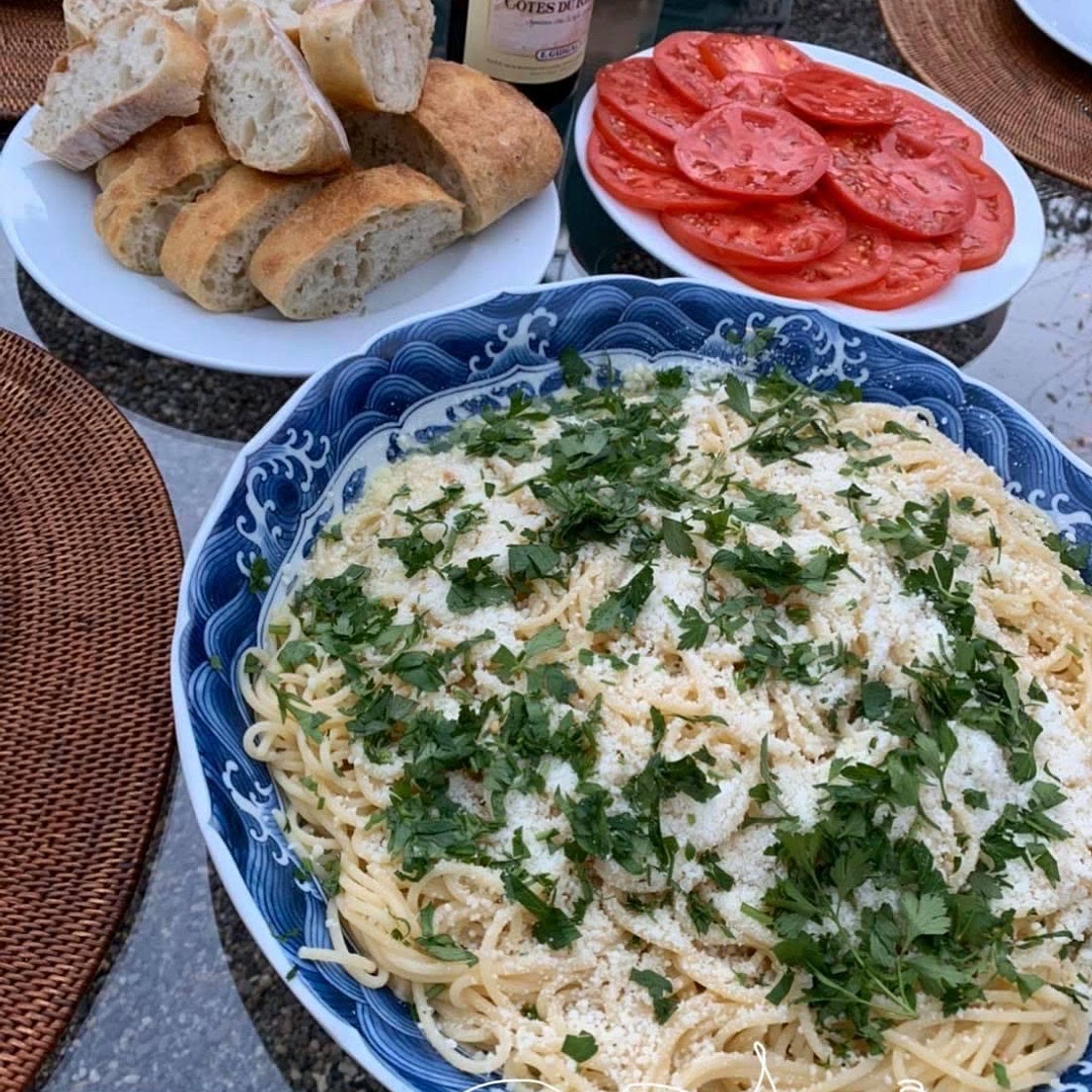 Spaghetti with garlic and oil