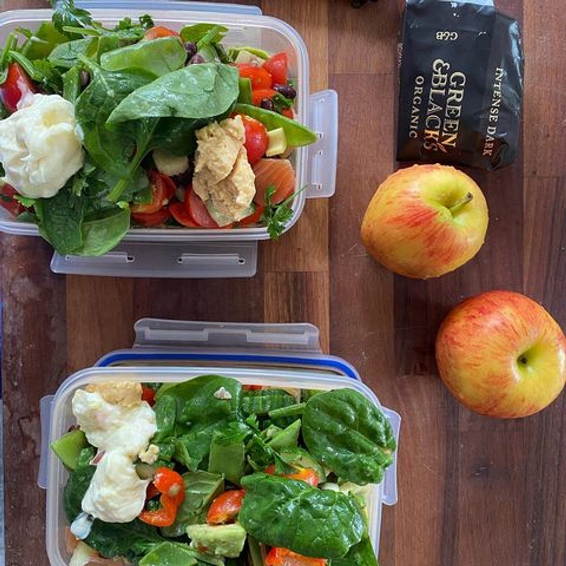 Smoked salmon + black bean + avocado salad. . Takes only 15 mins to make and is really tasty 😋 . 🔹200g smoked salmon or tinned salmon 🔹200g spinach 🔹large handful of parsley 🔹450g cherry tomatoes 🔹washed and drained 400g blackbeans 🔹3 sticks of cele