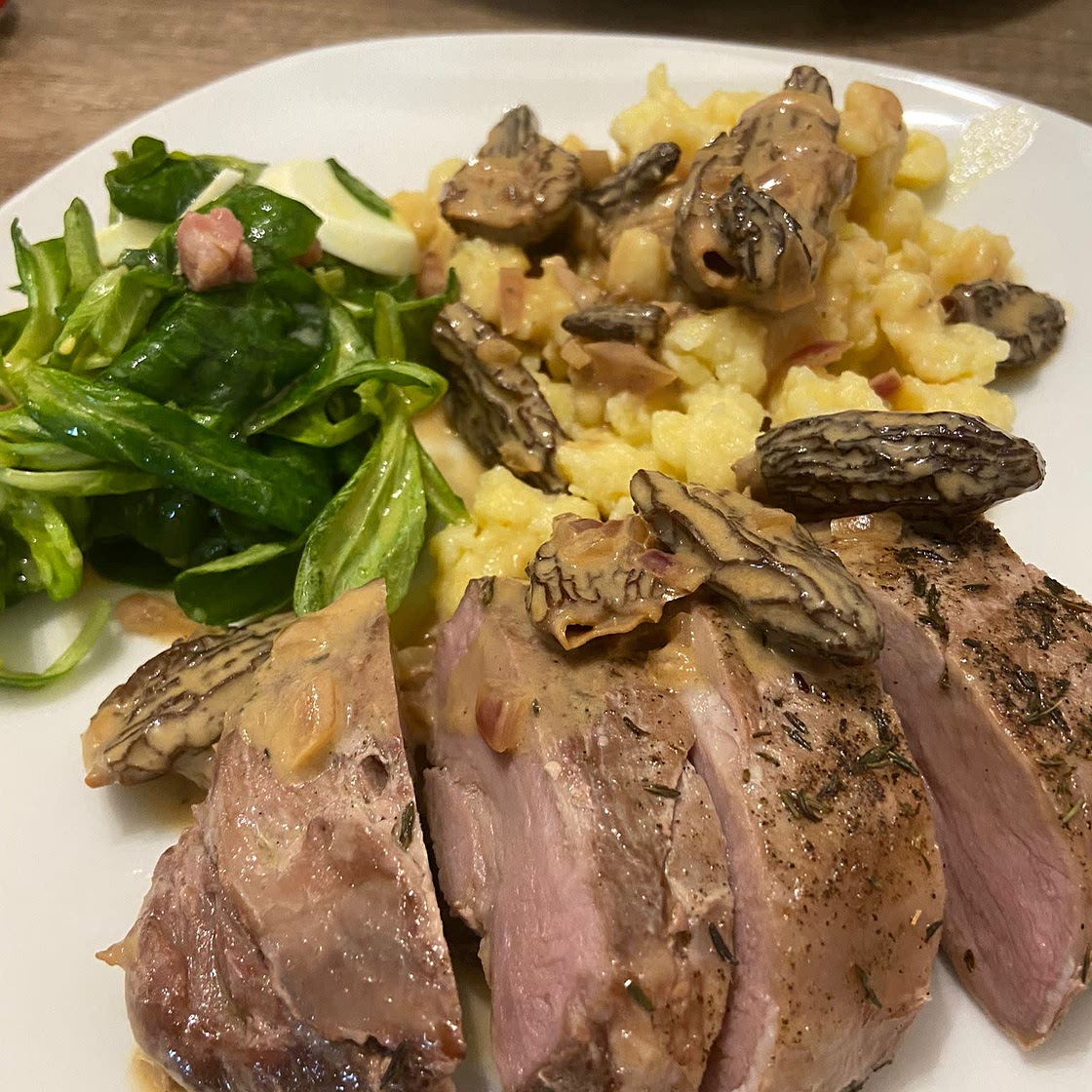 Schweinsfilet an Morchelsauce und Spätzli