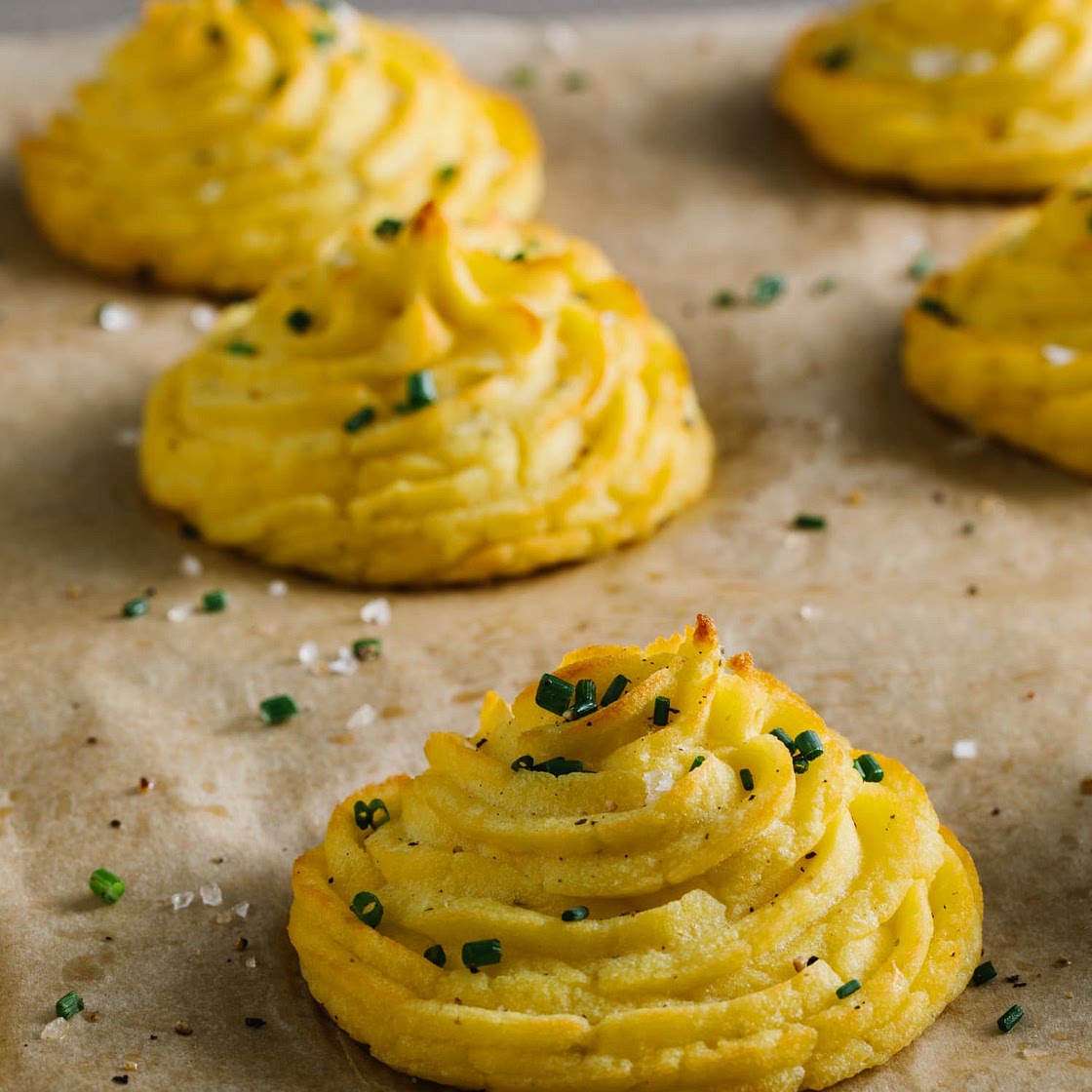Cheesy Garlic Duchess Potatoes