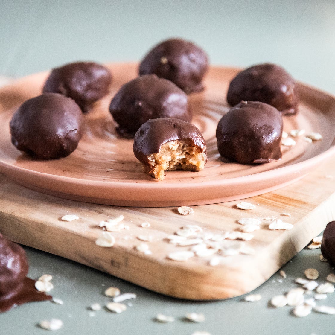 Healthy Chocolate Peanut Butter Energy Bites
