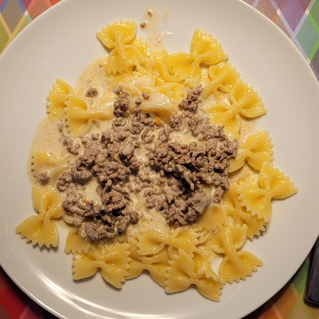 Hackfleisch Käse Soße mit Farfalle